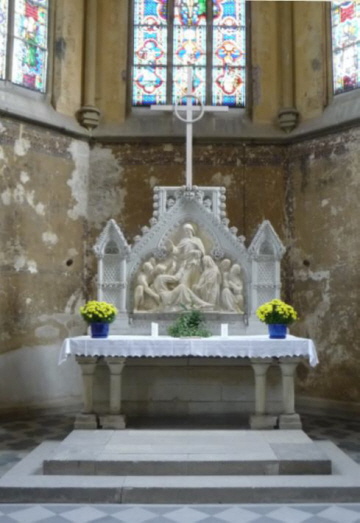 Der Altar der Lukaskirche vor der Sanierung des Altarraumes.