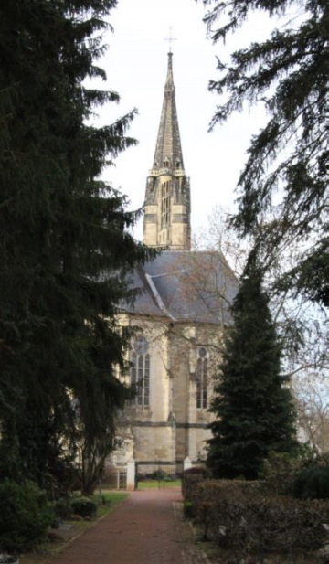 Blick auf die Kirche vom Friedhof.