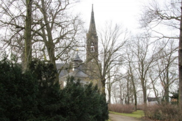 Lukaskirche und Teehaus im Schlosspark.