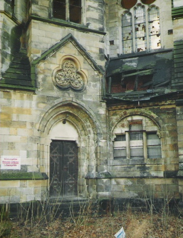 Kaputtes Dach und kaputte Fenster 1989.